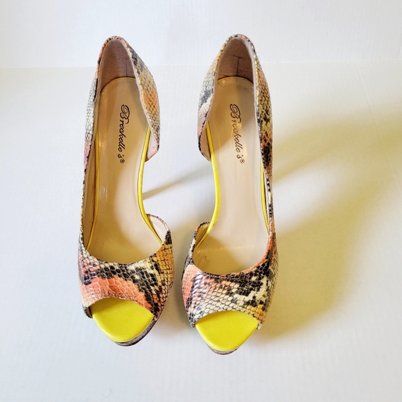 Breckelles Shoes - Breckelle's Snake Print Platform Heels
